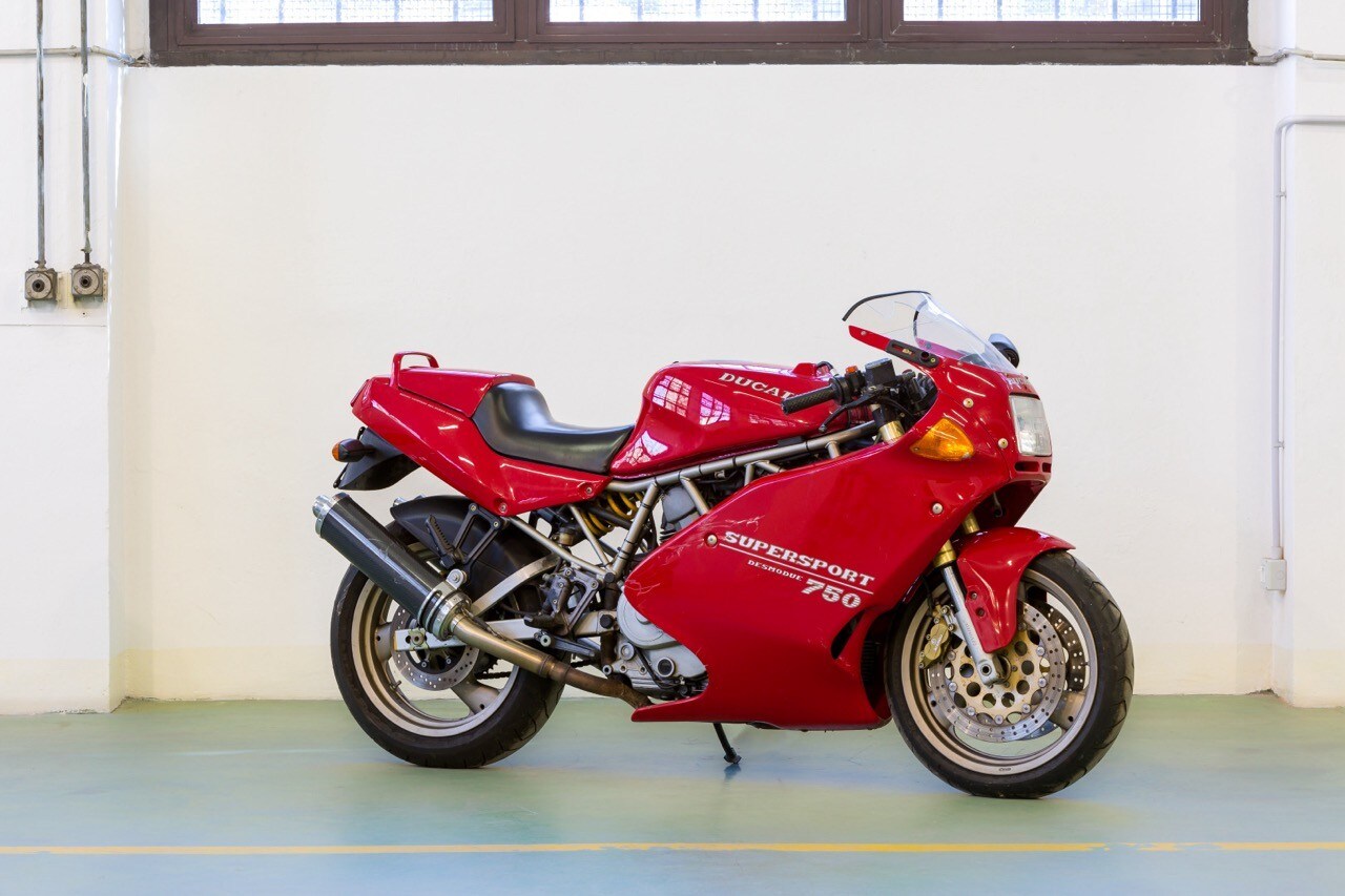 <div class='descrGalleryTitle'>Ducati Supersport 750</div><div class='descrGalleryText'><p>Un esemplare del 1990 in buone condizioni, regolarmente immatricolata. Questa Supersport è un esempio di moto ormai d’epoca che, con un po’ di attenzione e cura, può tornare ad essere una <b>moto piacevole da utilizzare</b> per qualche gita fuori porta. Non è originale al 100%, presenta terminali di scarico in carbonio, comunque coerenti, e andranno rivisti alcuni componenti come il plexi, rotto, e lo specchietto destro che manca. La stima è sotto i 2.000 euro, ma una Ducati così <b>ha un fascino tutto suo</b> ed è una moto che ha ancora qualcosa da dare.</p>
</div>